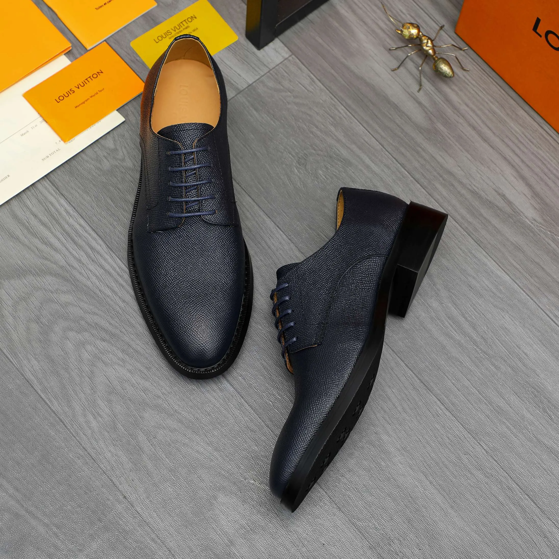 Men's shoes 💰500 Product trademark: LV "Louis Vuitton" business formal leather shoes Regular size: 39-45 (.45 customization is non-returnable) Product materials: Selected pebbled cowhide upper, cowhide lining, original rubber outsole